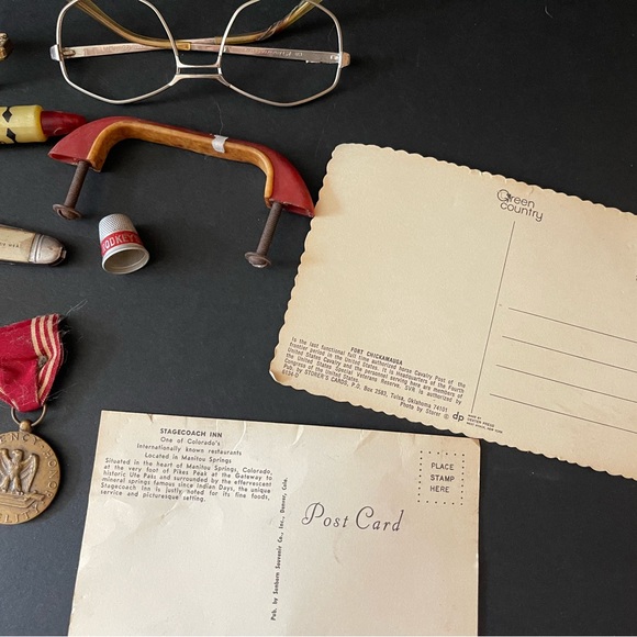 Vintage lot of Eyeglasses & Bottle Caps & Knick Knacks & Beer Memorabilia - Picture 6 of 8